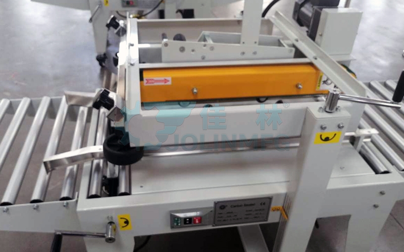 半自動封箱機(jī)