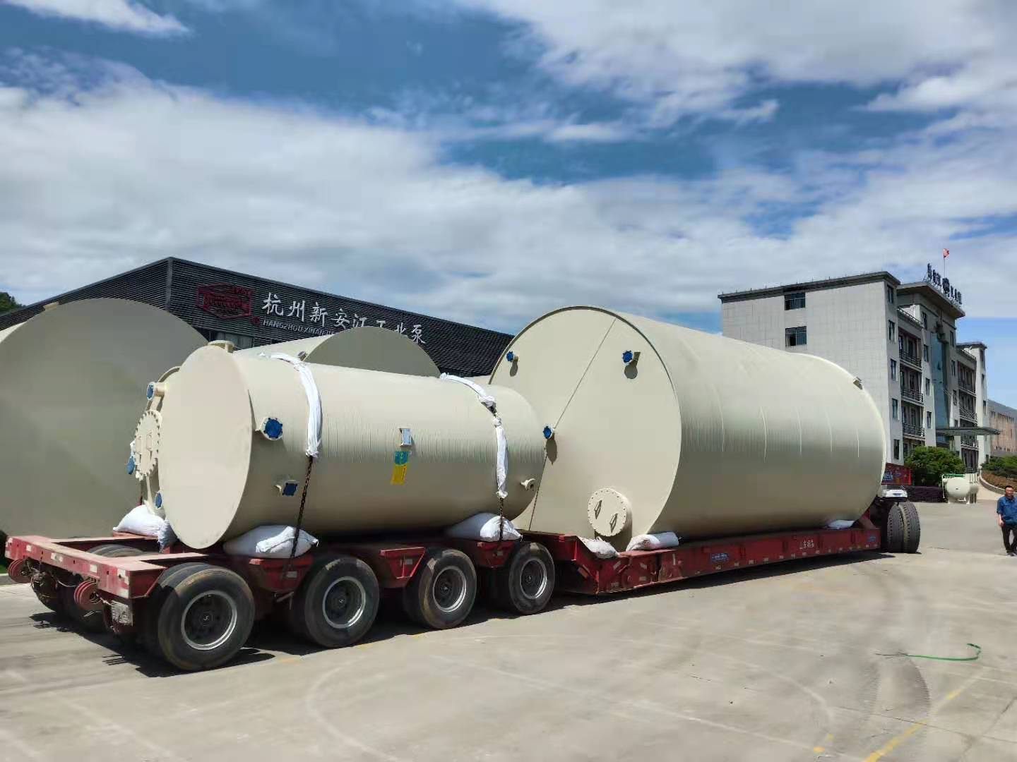 PPH纏繞儲(chǔ)罐又在裝車?yán)瞺 PPH纏繞儲(chǔ)罐又在裝車?yán)瞺